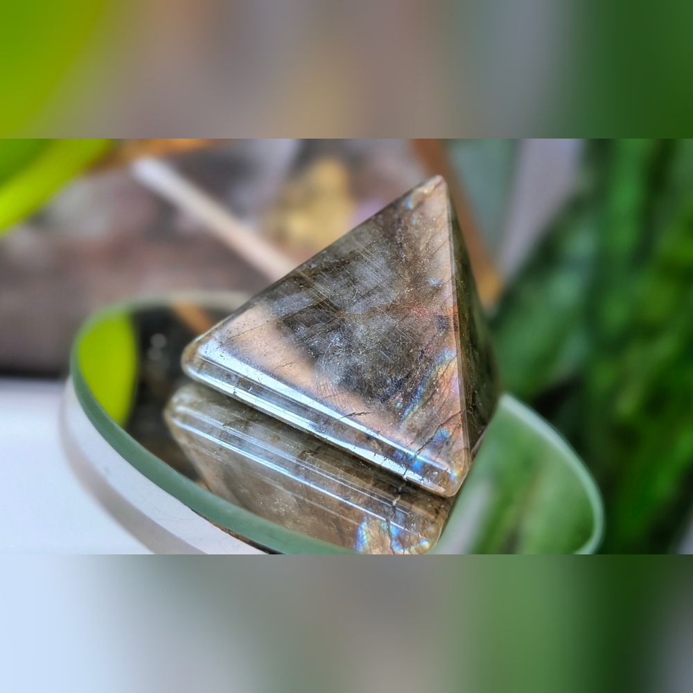 Labradorite Flash Crystal Pyramid - Picture 3 of 11